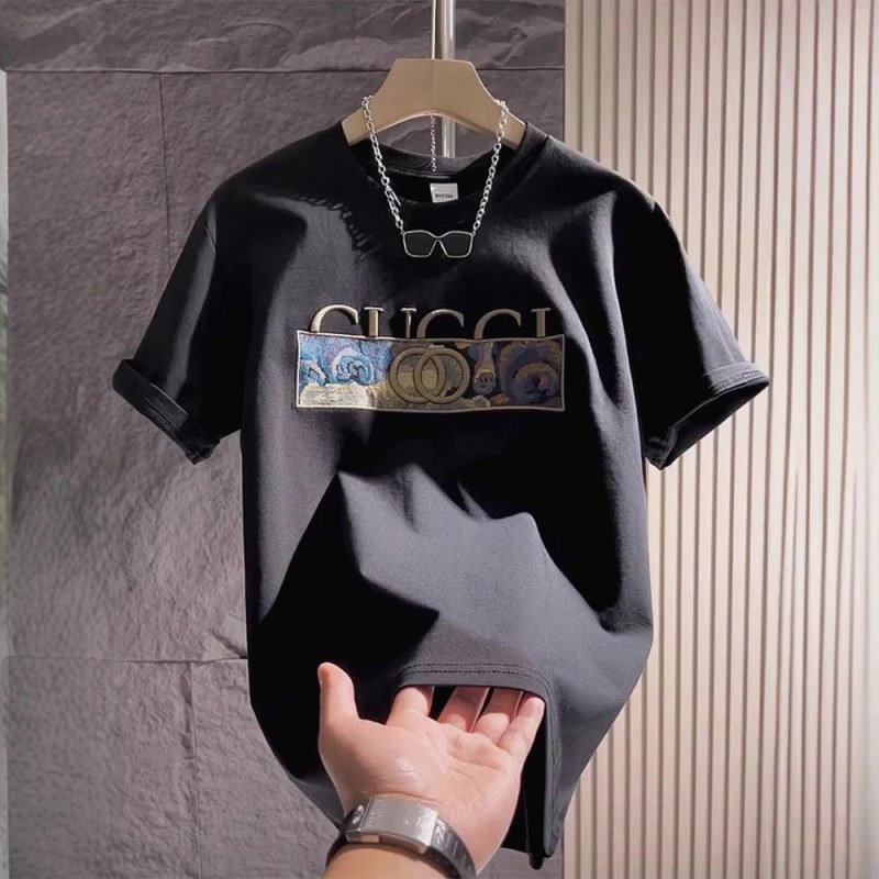 Gucci Black T-Shirt in Casual Streetwear Style Review: A Spectrometer Reading on the Black Cotton, a Ruler on the Chest Print